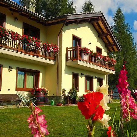Hotel Le Coin des Mélèzes Brusson Esterno foto