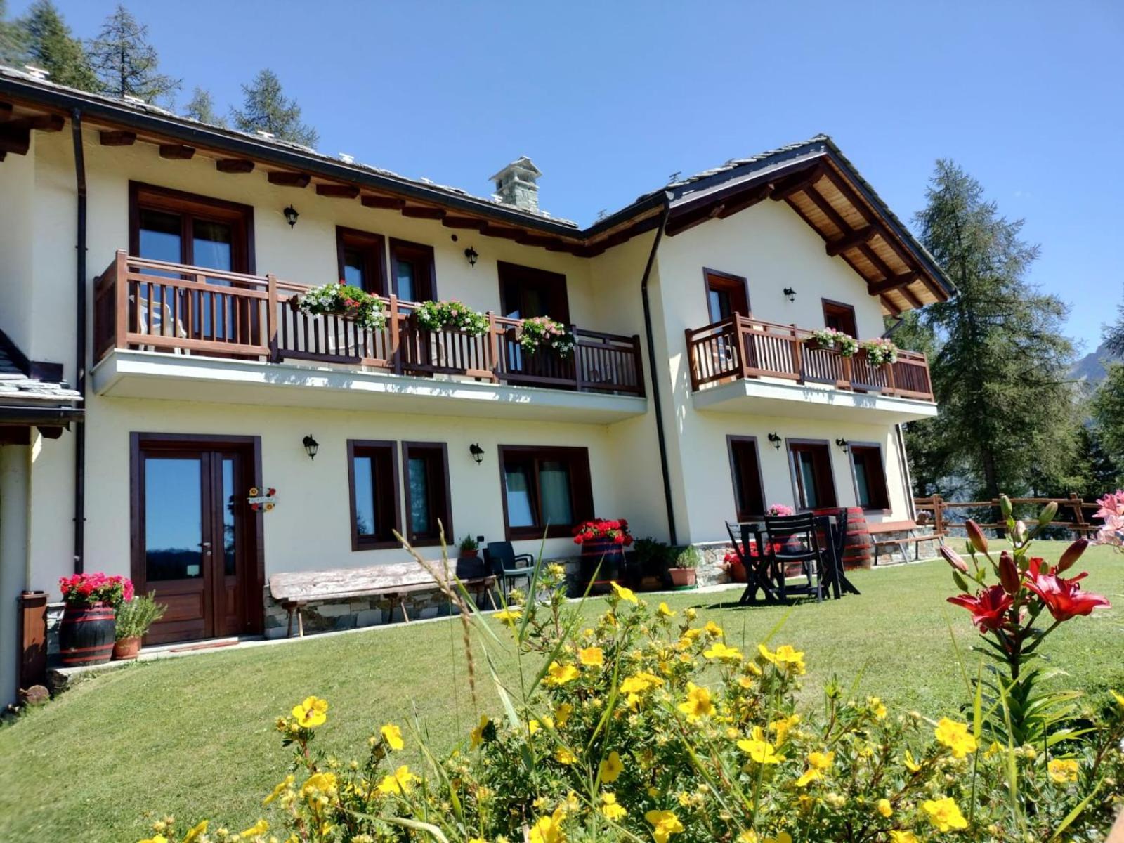 Hotel Le Coin des Mélèzes Brusson Esterno foto