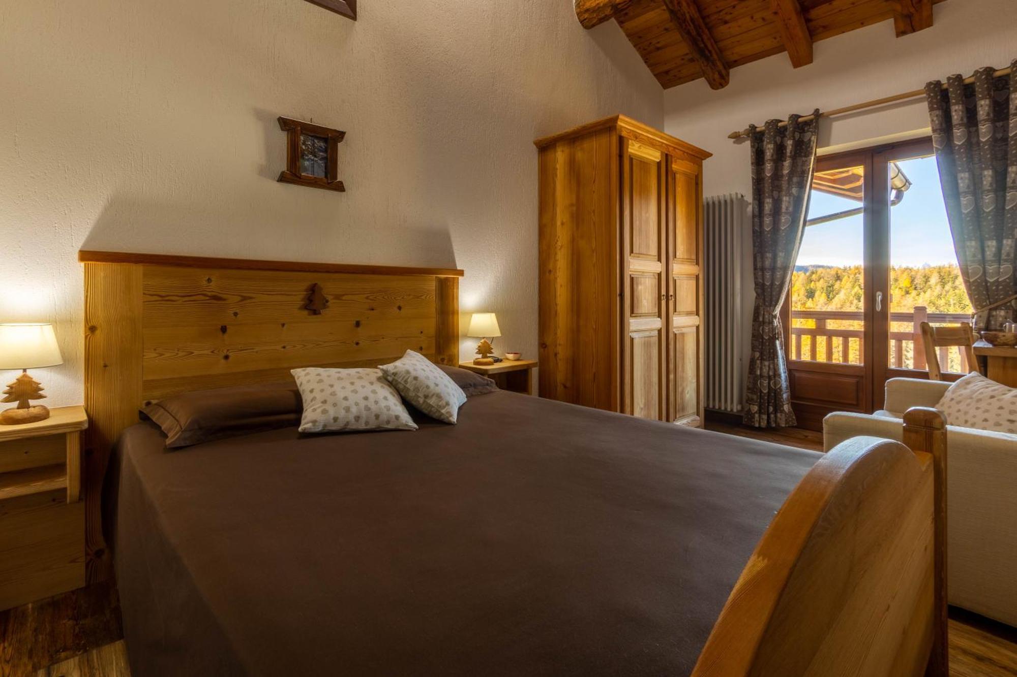 Hotel Le Coin des Mélèzes Brusson Esterno foto