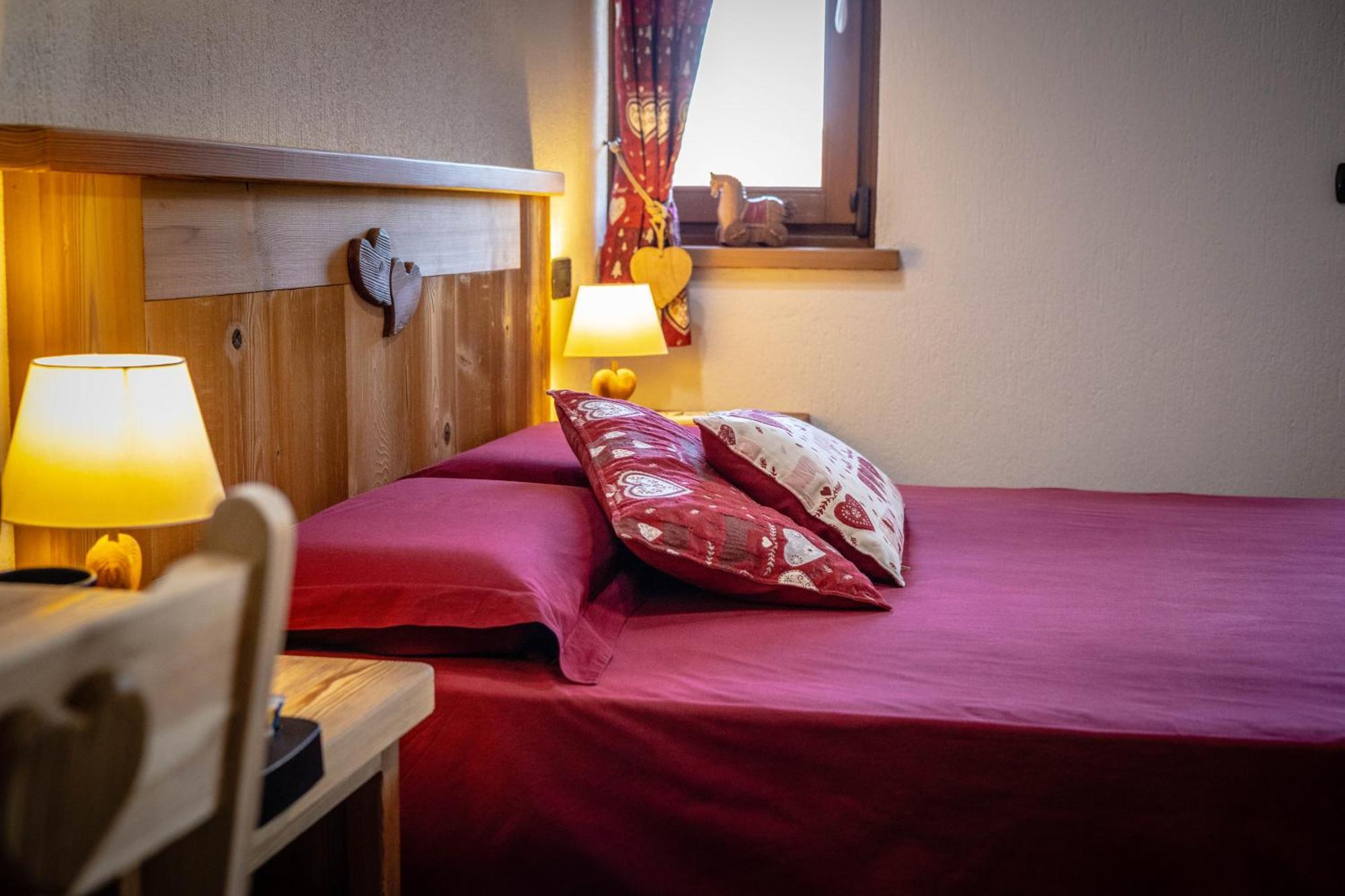 Hotel Le Coin des Mélèzes Brusson Esterno foto