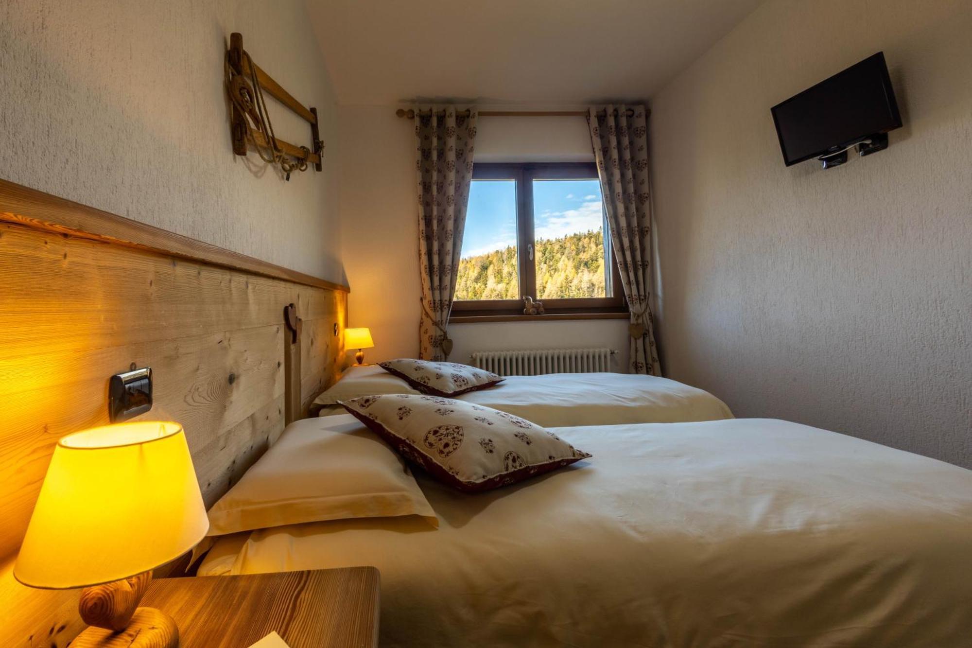 Hotel Le Coin des Mélèzes Brusson Esterno foto