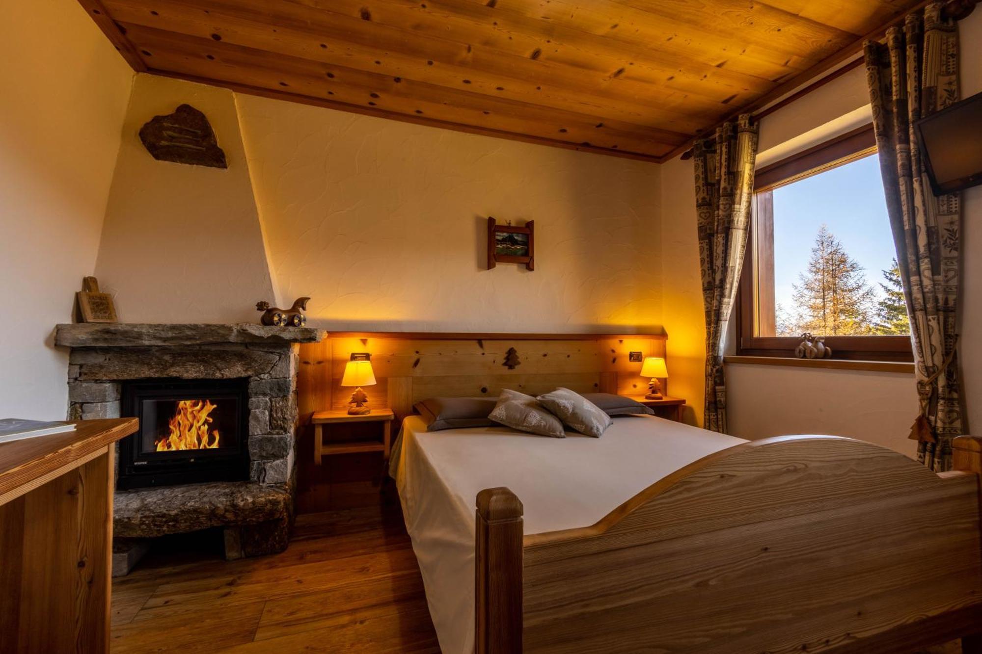 Hotel Le Coin des Mélèzes Brusson Esterno foto