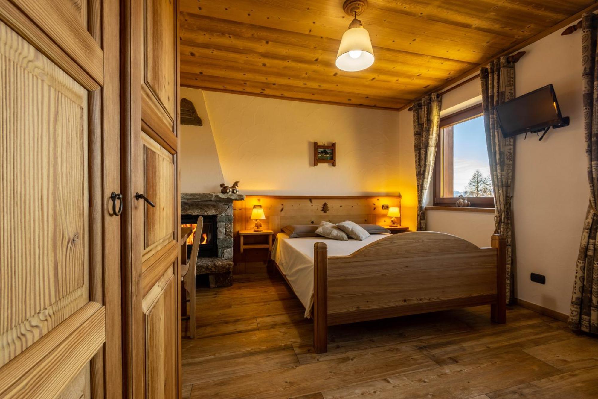 Hotel Le Coin des Mélèzes Brusson Esterno foto