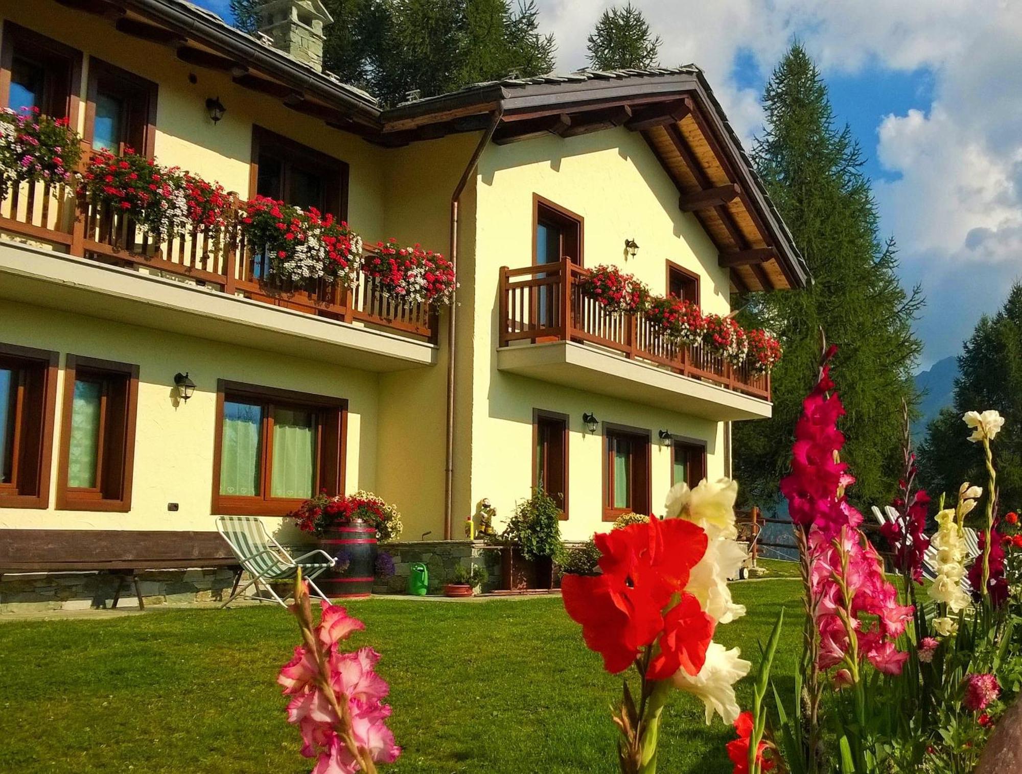 Hotel Le Coin des Mélèzes Brusson Esterno foto