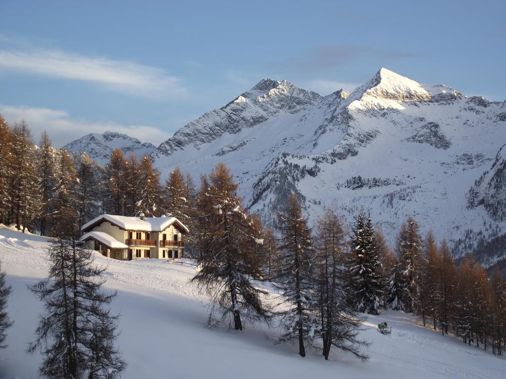 Hotel Le Coin des Mélèzes Brusson Esterno foto
