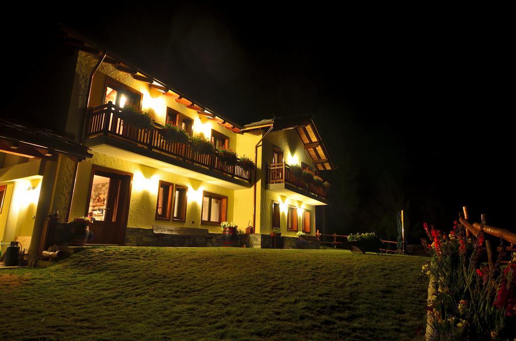 Hotel Le Coin des Mélèzes Brusson Esterno foto